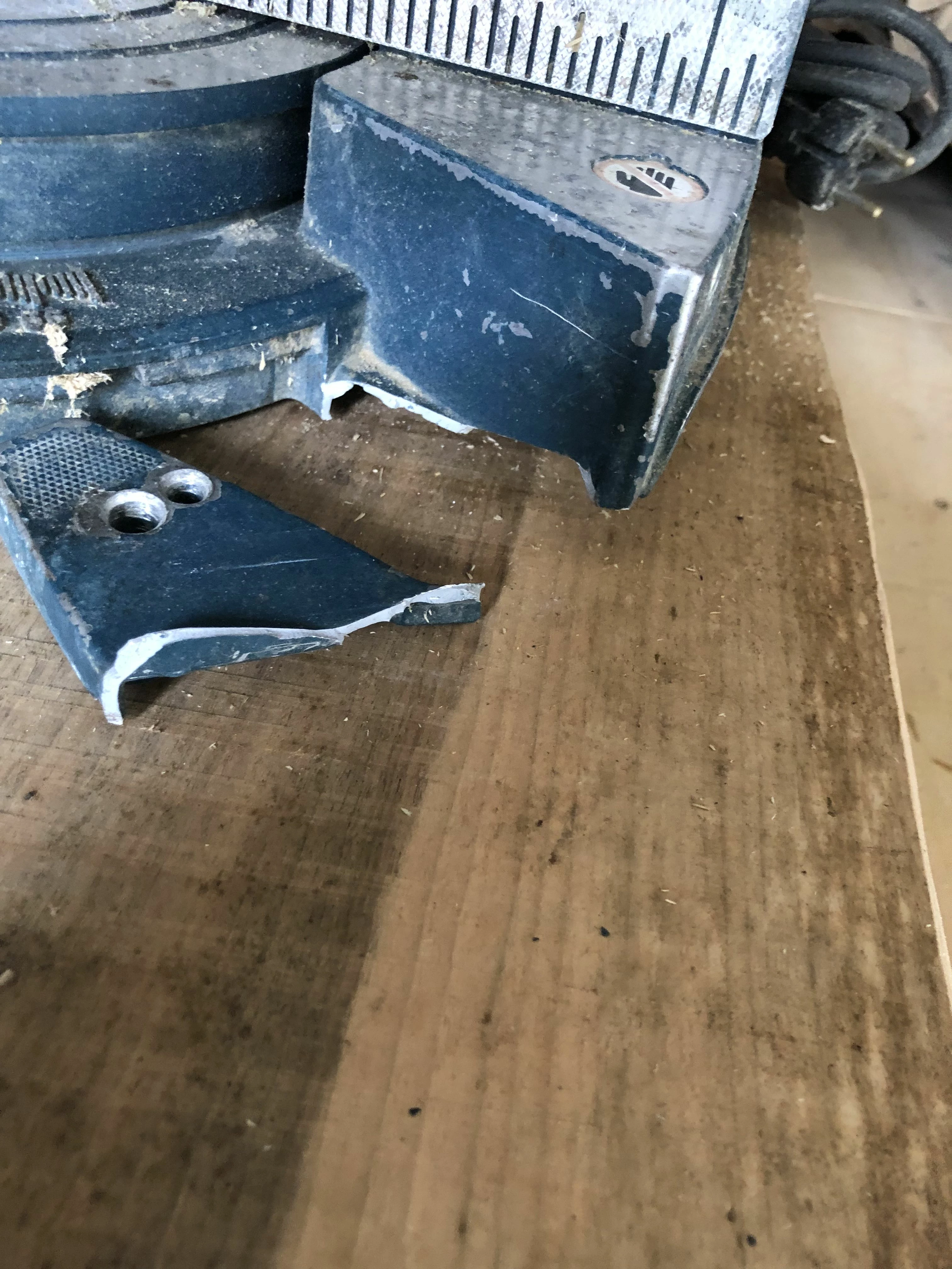 pila-ukosna-bosch-gcm-8-s-uszkodzona-srednica-tarczy-21600