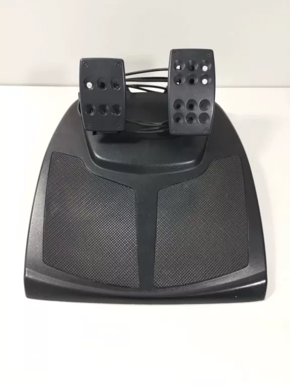 kierownica-pc-logitech-momo-racing-force-pedaly-stan-11323-2