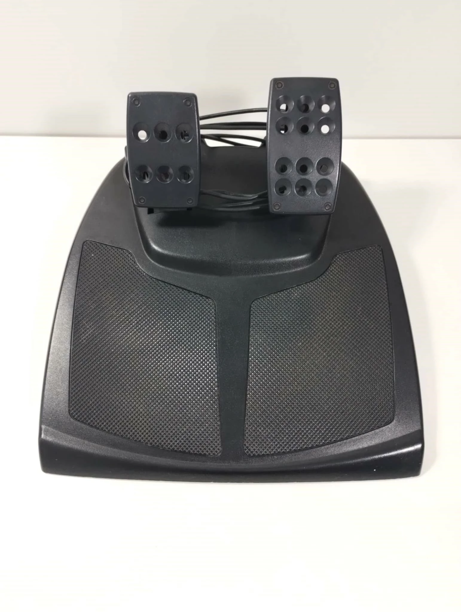 kierownica-pc-logitech-momo-racing-force-pedaly-stan-11323-2