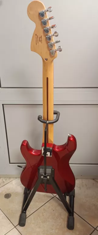 GITARA ELEKTRYCZNA SQUIRE STRATOCASTER HSS BY FENDER + STOJAK