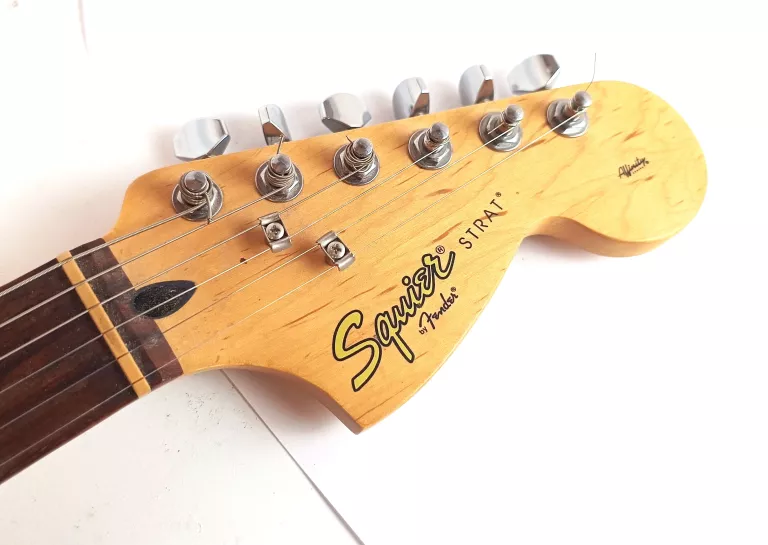 GITARA ELEKTRYCZNA SQUIRE STRATOCASTER HSS BY FENDER + STOJAK