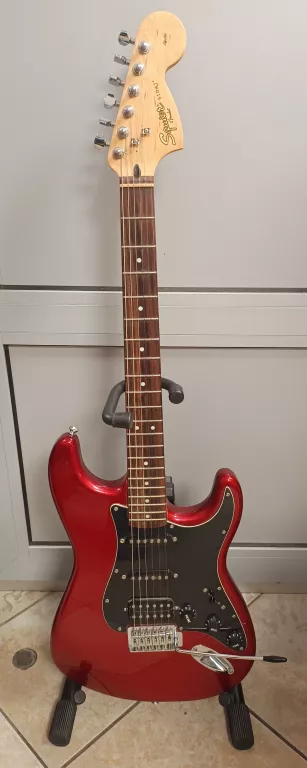 GITARA ELEKTRYCZNA SQUIRE STRATOCASTER HSS BY FENDER + STOJAK