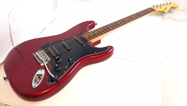 GITARA ELEKTRYCZNA SQUIRE STRATOCASTER HSS BY FENDER + STOJAK