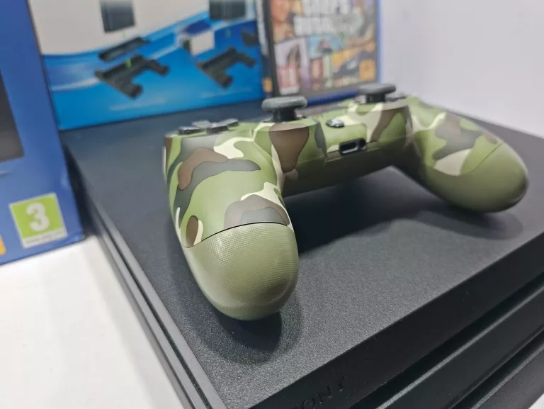 KONSOLA PS4 PRO ZESTAW Z 1 GRĄ I 2 PADAMI