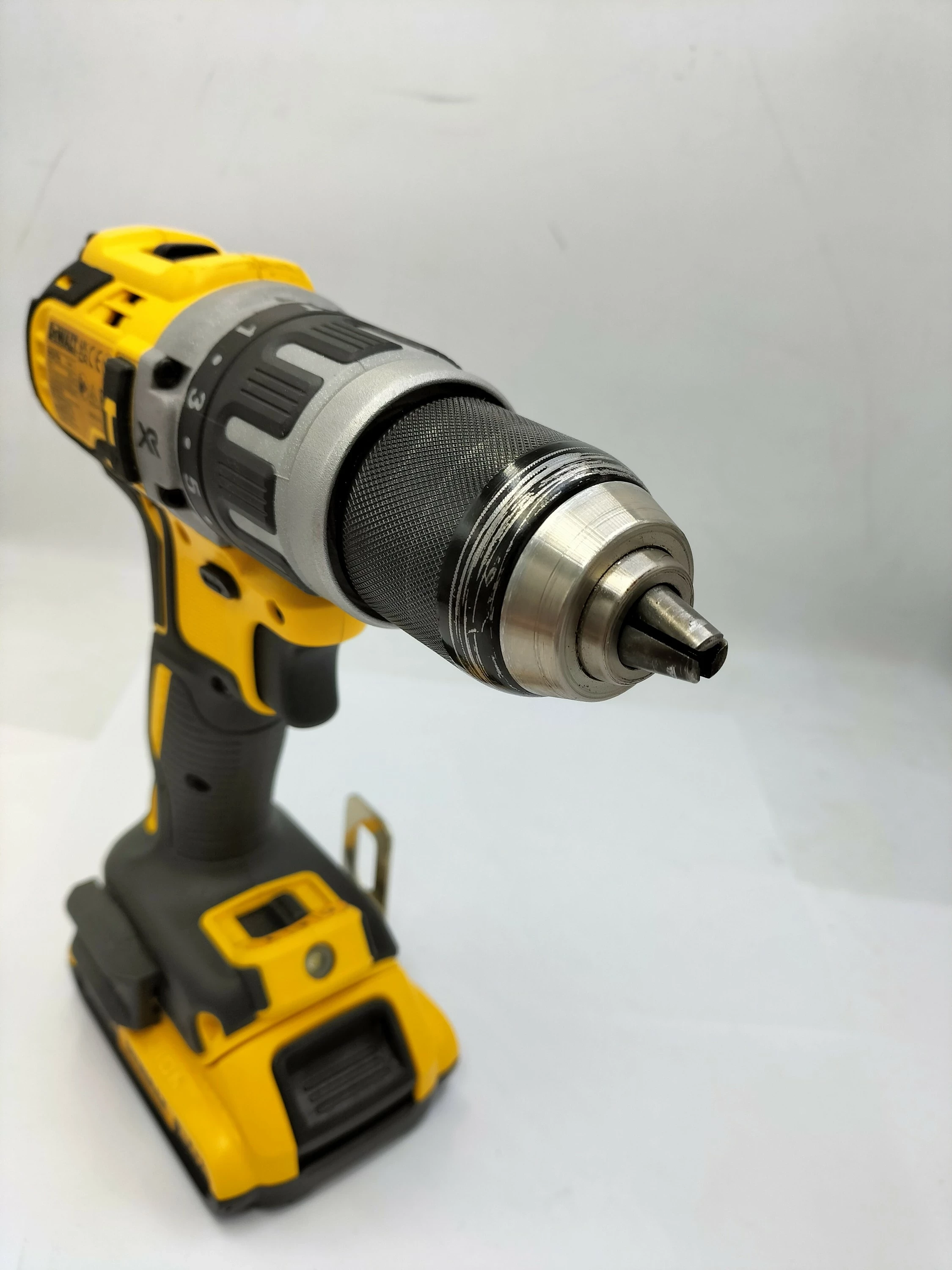 dewalt-dcd796-2x-aku-20ah-ladowarka-pojemnosc-akumulatora-000