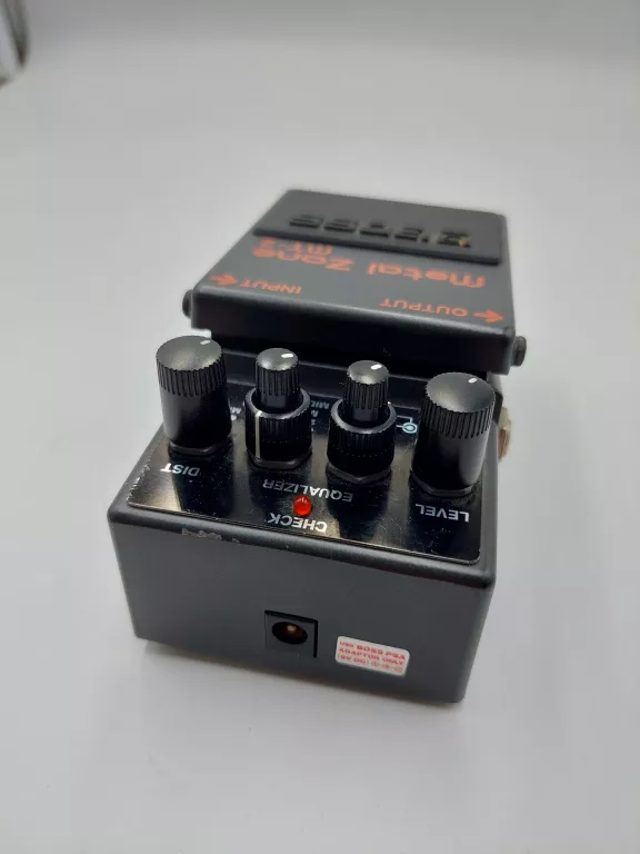 EFEKT GITAROWY BOSS METAL ZONE MT-2