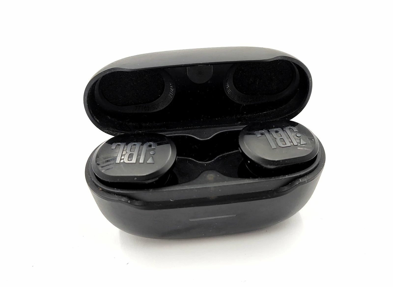 sluchawki-bt-jbl-race-tws-opis-rynek-4-chodziez