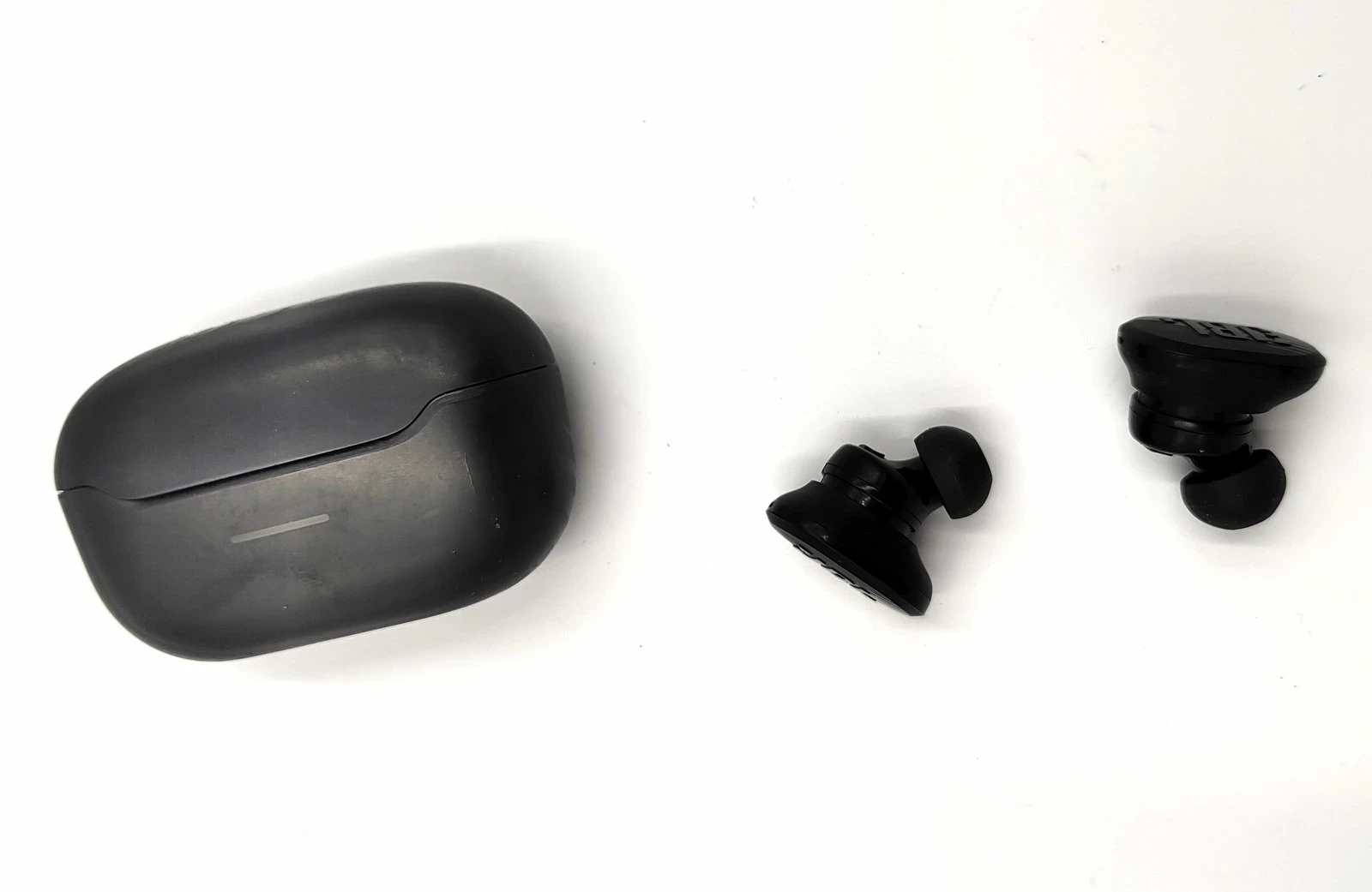 sluchawki-bt-jbl-race-tws-opis-kolor-dominujacy-129357-3