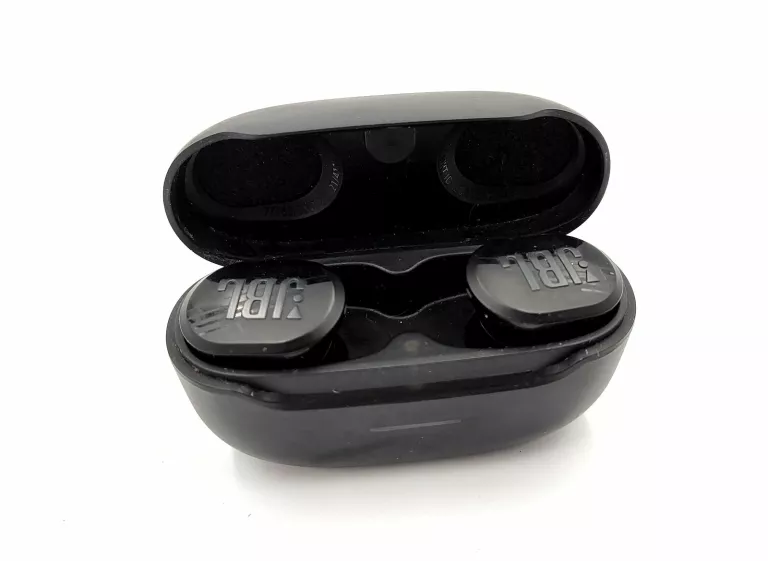 sluchawki-bt-jbl-race-tws-opis-rynek-4-chodziez