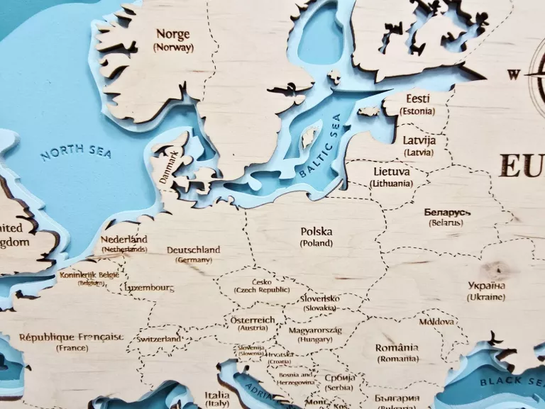 DREWNIANA MAPA EUROPY MINI NA ŚCIANĘ AVOCADO