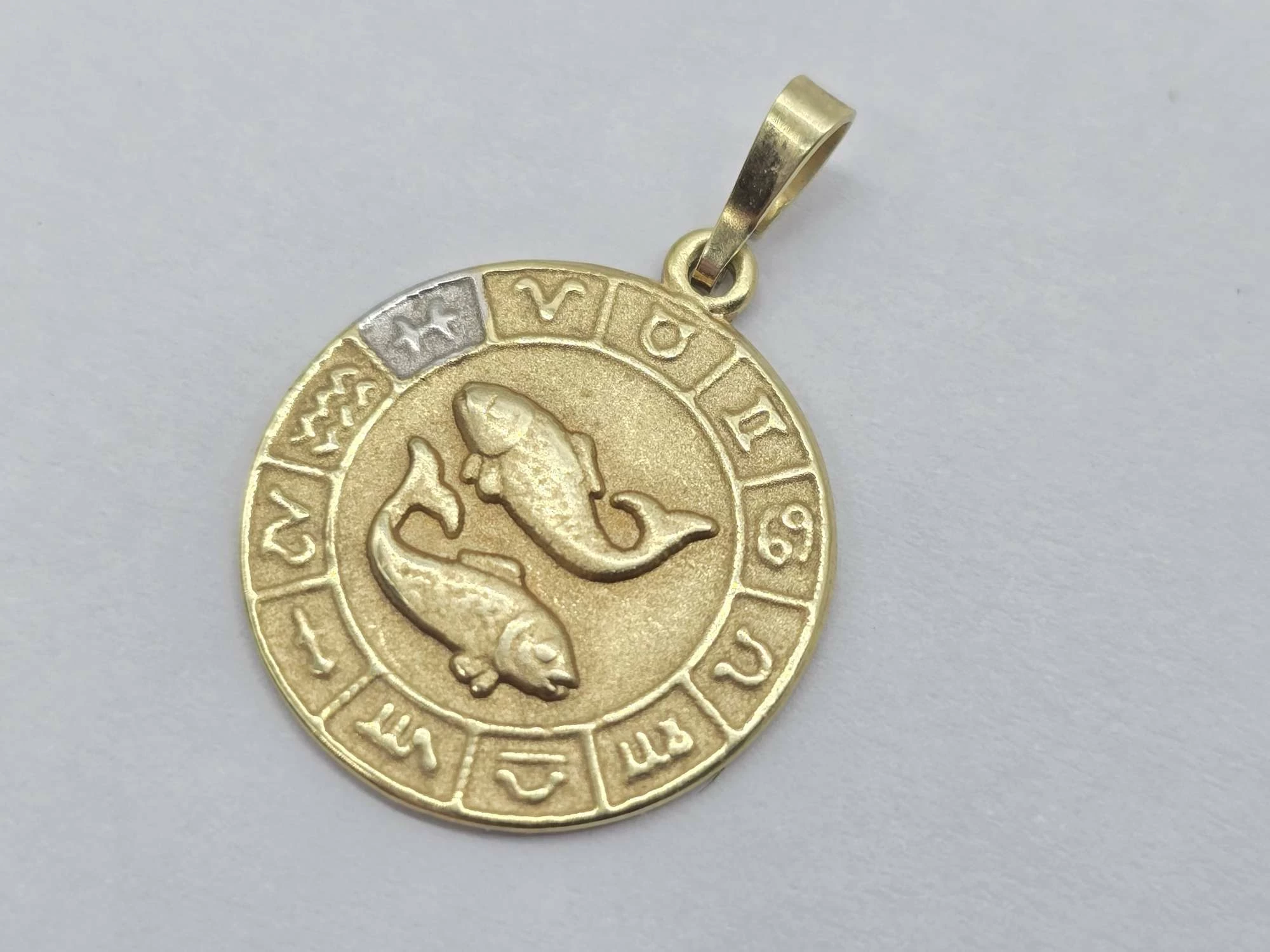 zlota-zawieszka-znak-zodiaku-ryby-395g585-rynek-staromiejski-1-koszalin