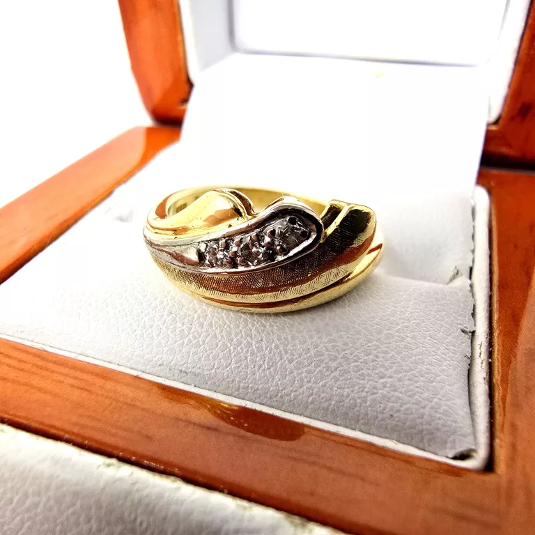 ZŁOTY PIERŚCIONEK Z BRYLANTAMI 0,08CT (585) 4,47G R.16