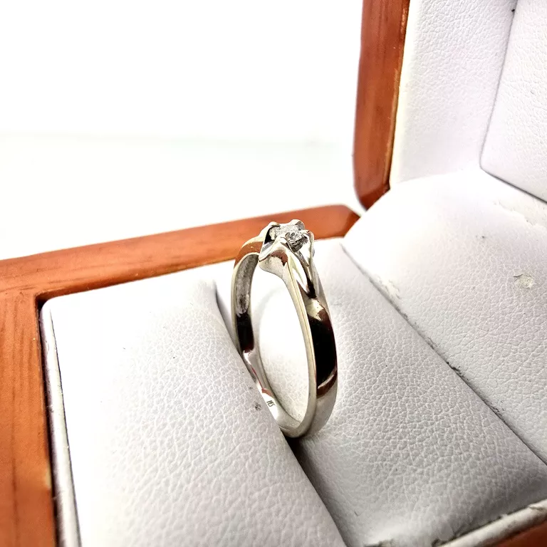 YES PIERŚCIONEK BIAŁE ZŁOTO Z BRYLANTEM 0.05CT (585) 1.55G