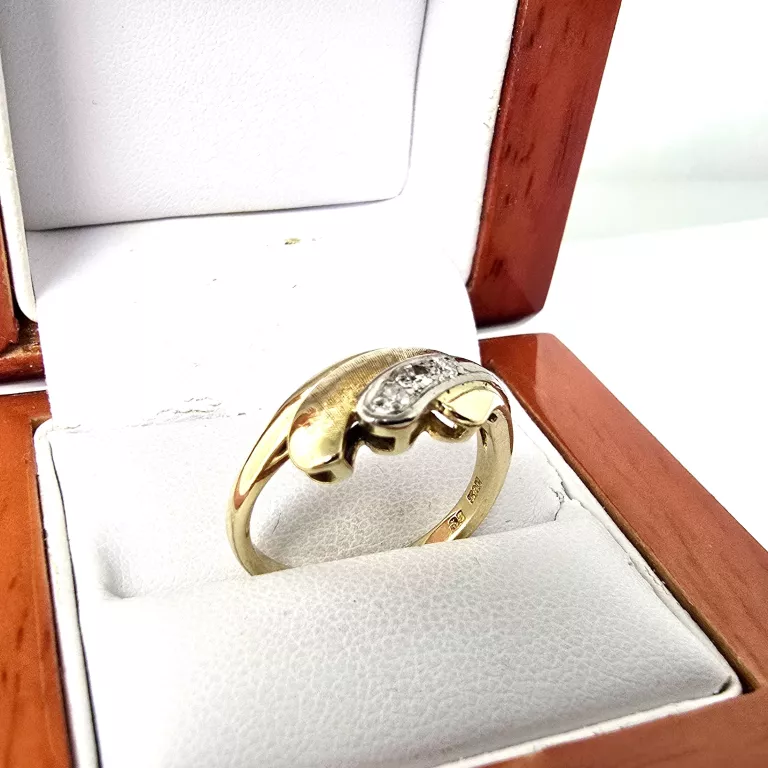 ZŁOTY PIERŚCIONEK Z BRYLANTAMI 0,08CT (585) 4,47G R.16