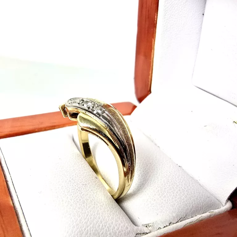 ZŁOTY PIERŚCIONEK Z BRYLANTAMI 0,08CT (585) 4,47G R.16