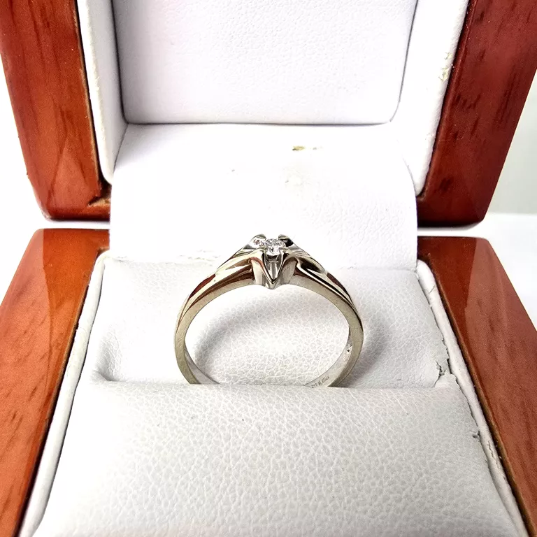 YES PIERŚCIONEK BIAŁE ZŁOTO Z BRYLANTEM 0.05CT (585) 1.55G