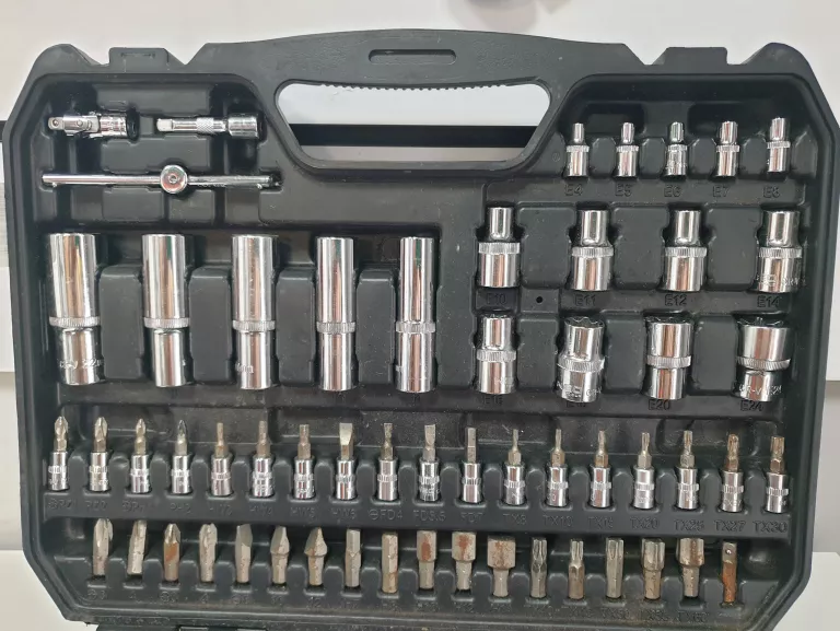 ZESTAW KLUCZY NASADOWYCH NEO TOOLS 10-211 (110 ELEMENTÓW)
