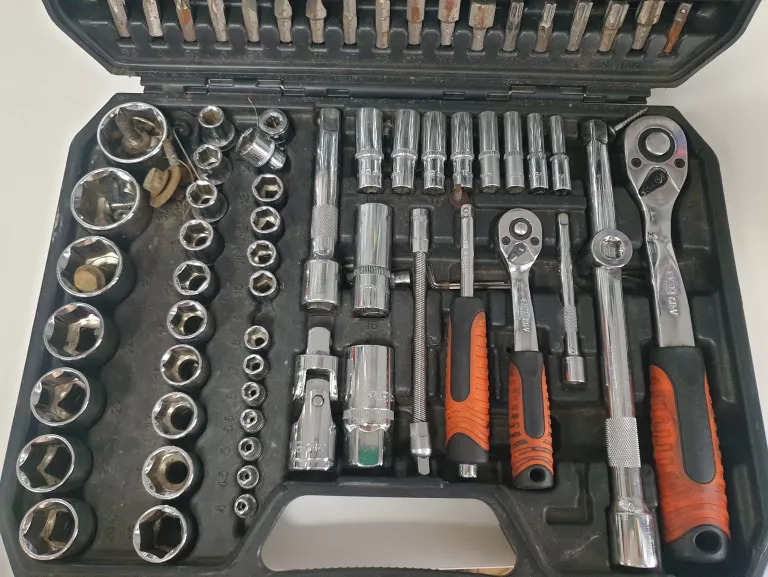 ZESTAW KLUCZY NASADOWYCH NEO TOOLS 10-211 (110 ELEMENTÓW)