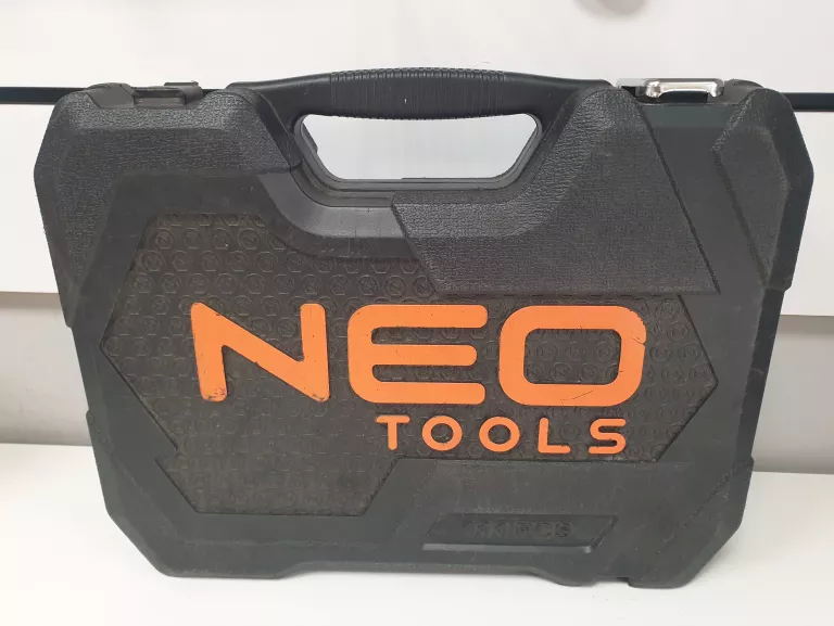 ZESTAW KLUCZY NASADOWYCH NEO TOOLS 10-211 (110 ELEMENTÓW)