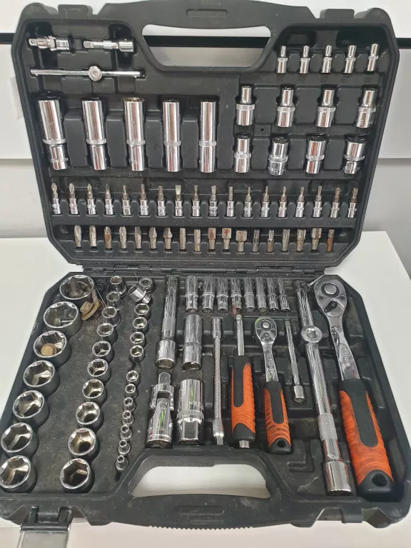 ZESTAW KLUCZY NASADOWYCH NEO TOOLS 10-211 (110 ELEMENTÓW)