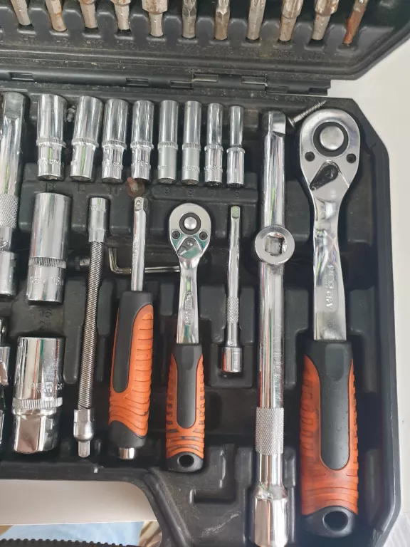 ZESTAW KLUCZY NASADOWYCH NEO TOOLS 10-211 (110 ELEMENTÓW)