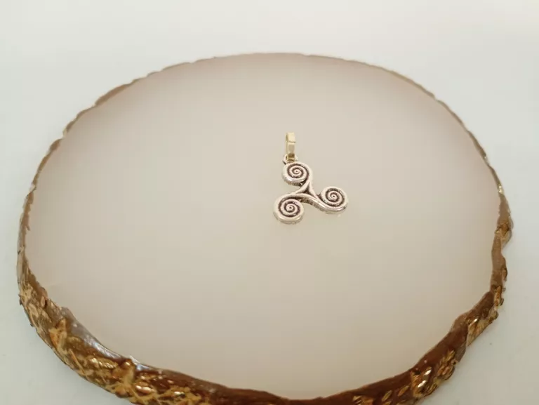 SREBRNA ZAWIESZKA TRISKELION 1,18G