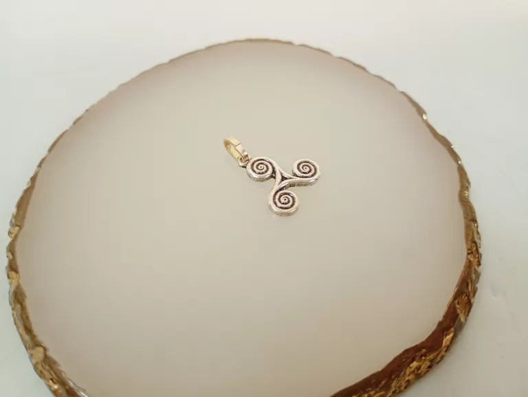 SREBRNA ZAWIESZKA TRISKELION 1,18G