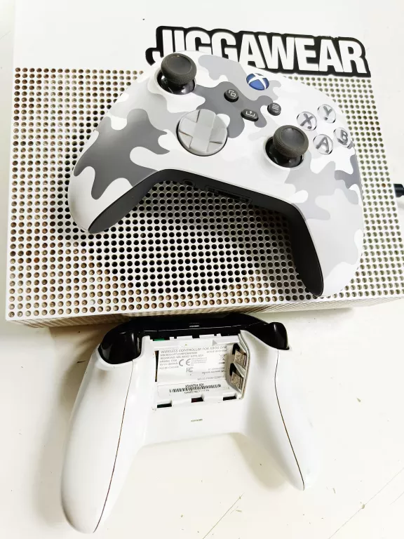 KONSOLA XBOX ONE 2 PADY + 5 GIER + OKABLOWANIE