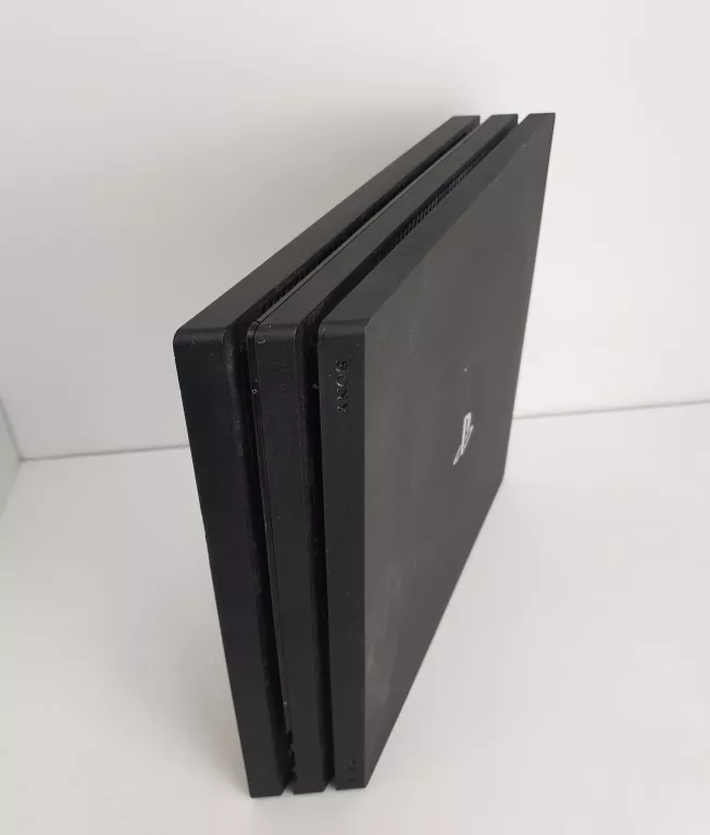 KONSOLA PS4 1TB 2 PADY