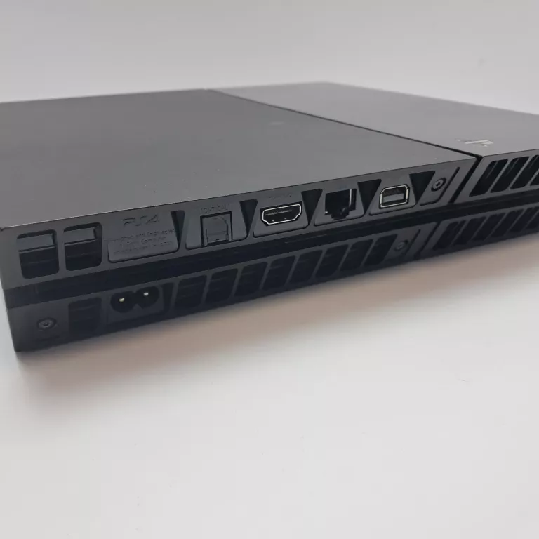 KONSOLA PLAYSTATION 4