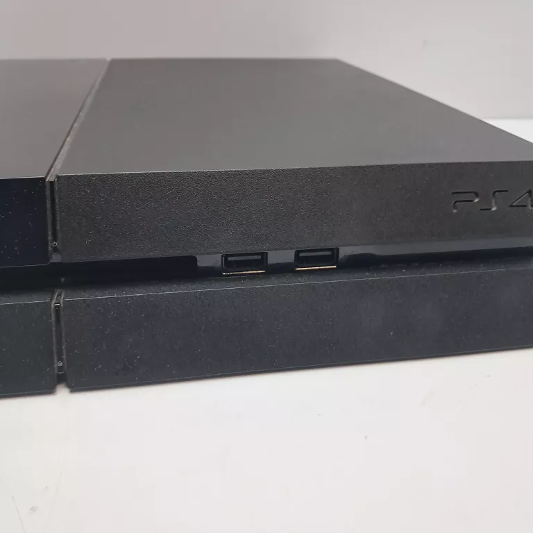 KONSOLA PLAYSTATION 4