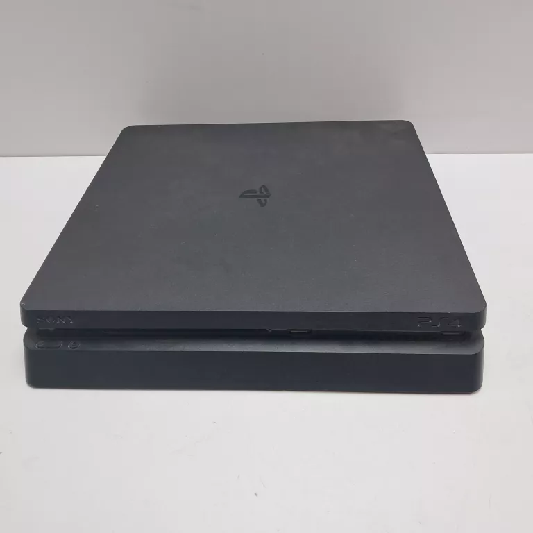 KONSOLA PLAYSTATION 4