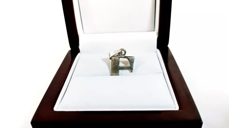 SREBRNA ZAWIESZKA LITERA "P" 0,92G 925P