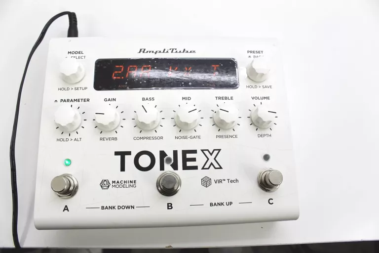 EFEKT GITAROWY IK MULTIMEDIA TONEX PEDAL WHITE IK000129