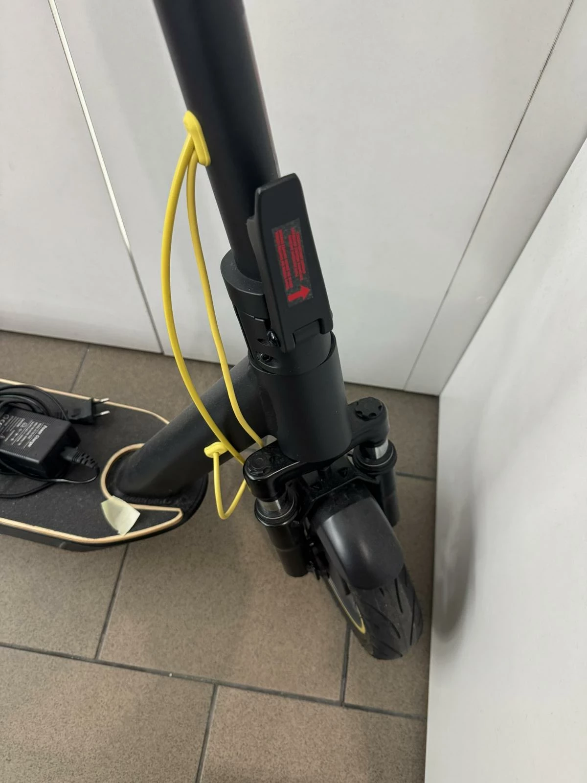 hulajnoga-xrider-m10-zasilacz-model-hulajnoga-elektryczna-xrider-m10-aplikacja-sakwa