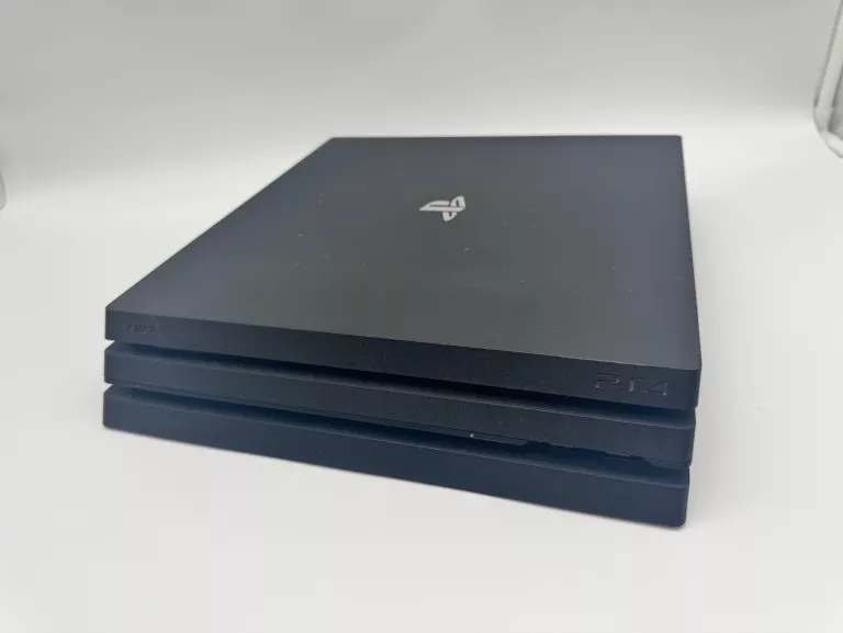 KONSOLA PS4 PRO 1TB + PAD, KABEL ZASIL
