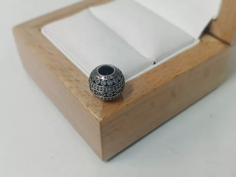PIĘKNY SREBRNY CHARMS PANDORA PR 925