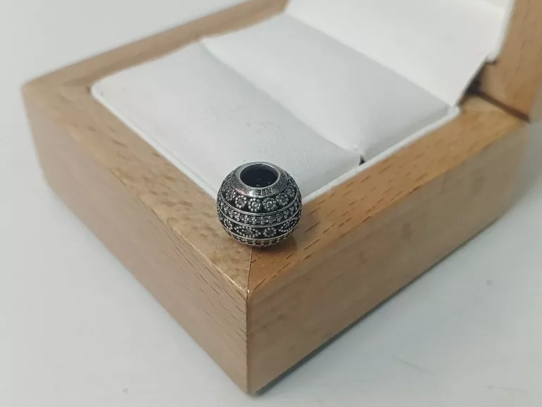 PIĘKNY SREBRNY CHARMS PANDORA PR 925