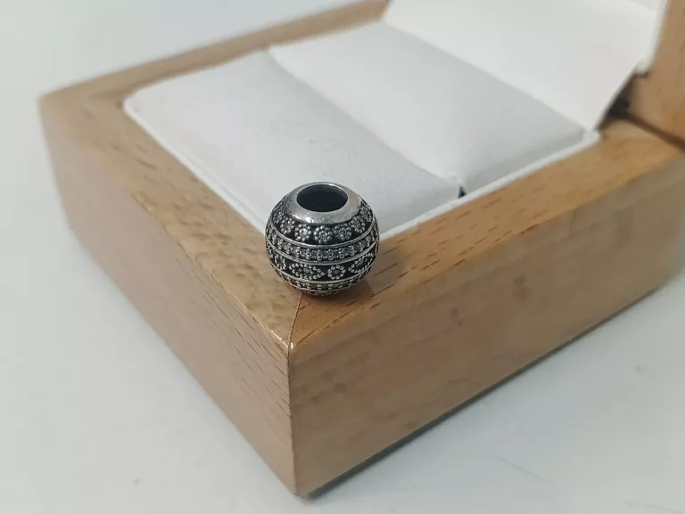 PIĘKNY SREBRNY CHARMS PANDORA PR 925