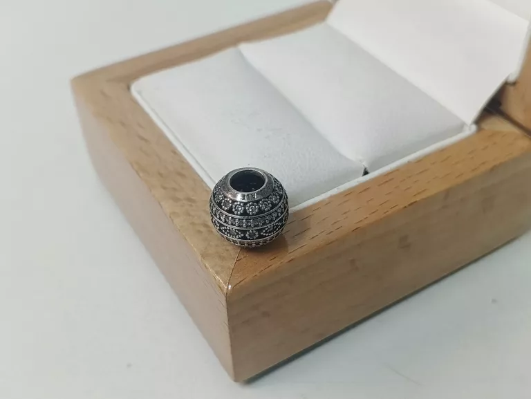 PIĘKNY SREBRNY CHARMS PANDORA PR 925
