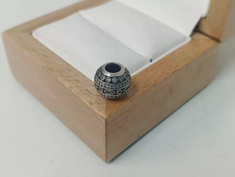 PIĘKNY SREBRNY CHARMS PANDORA PR 925
