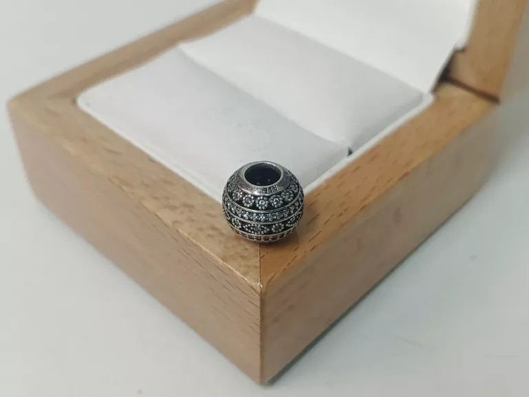 PIĘKNY SREBRNY CHARMS PANDORA PR 925