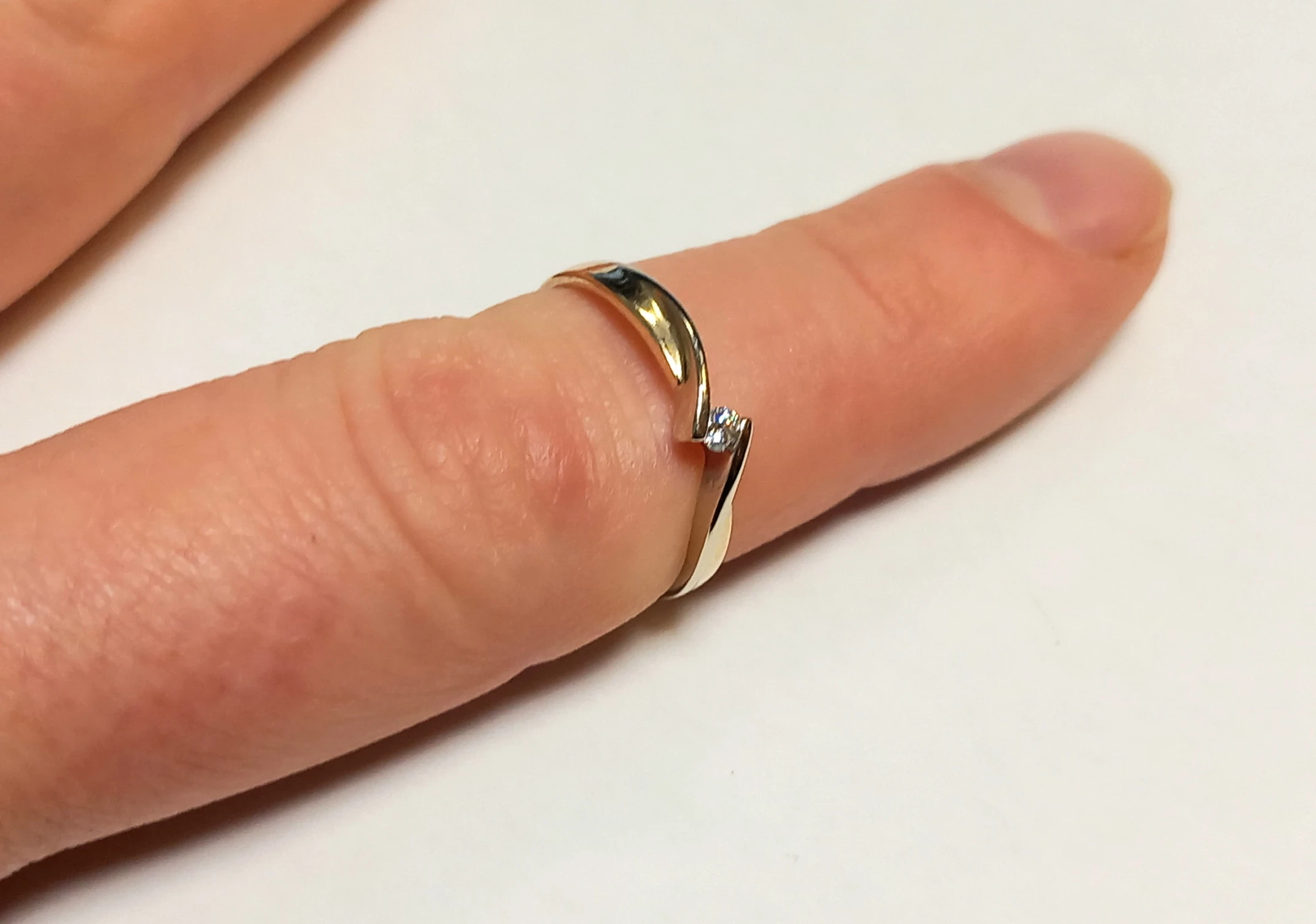 zloty-pierscionek-585-157g-13r-z-brylantem-rozmiarsrednica-wew-mm-372-21