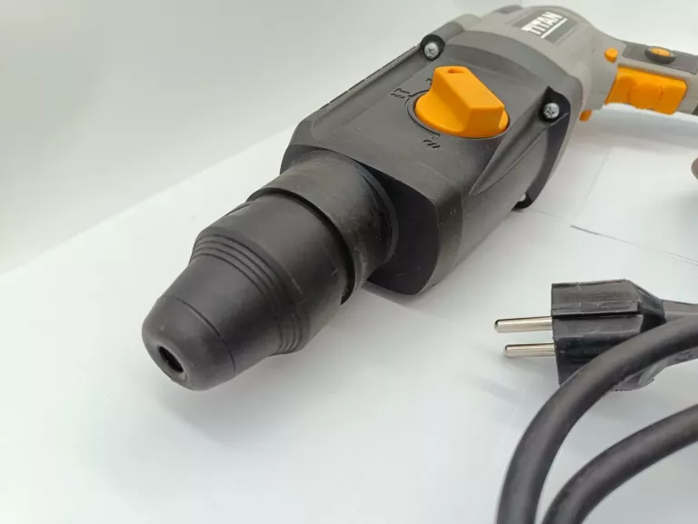 MŁOTOWIERTARKA TITAN TTB872SDS SDS PLUS KOMPLET