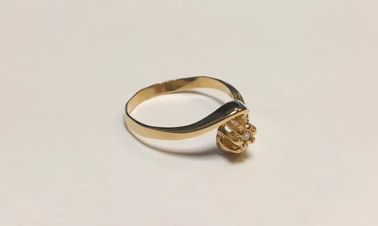 zloty-pierscionek-585-157g-10r-z-brylantem-material-15835-2