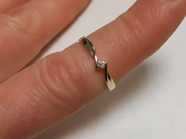 zloty-pierscionek-585-157g-13r-z-brylantem-kolor-dominujacy-205826-225106