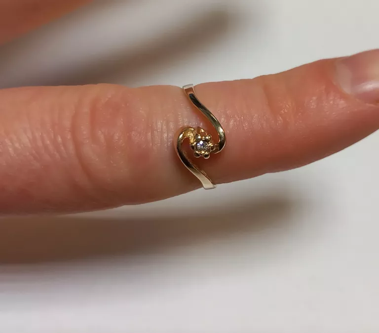 zloty-pierscionek-585-157g-10r-z-brylantem-kolor-dominujacy-205826-225106