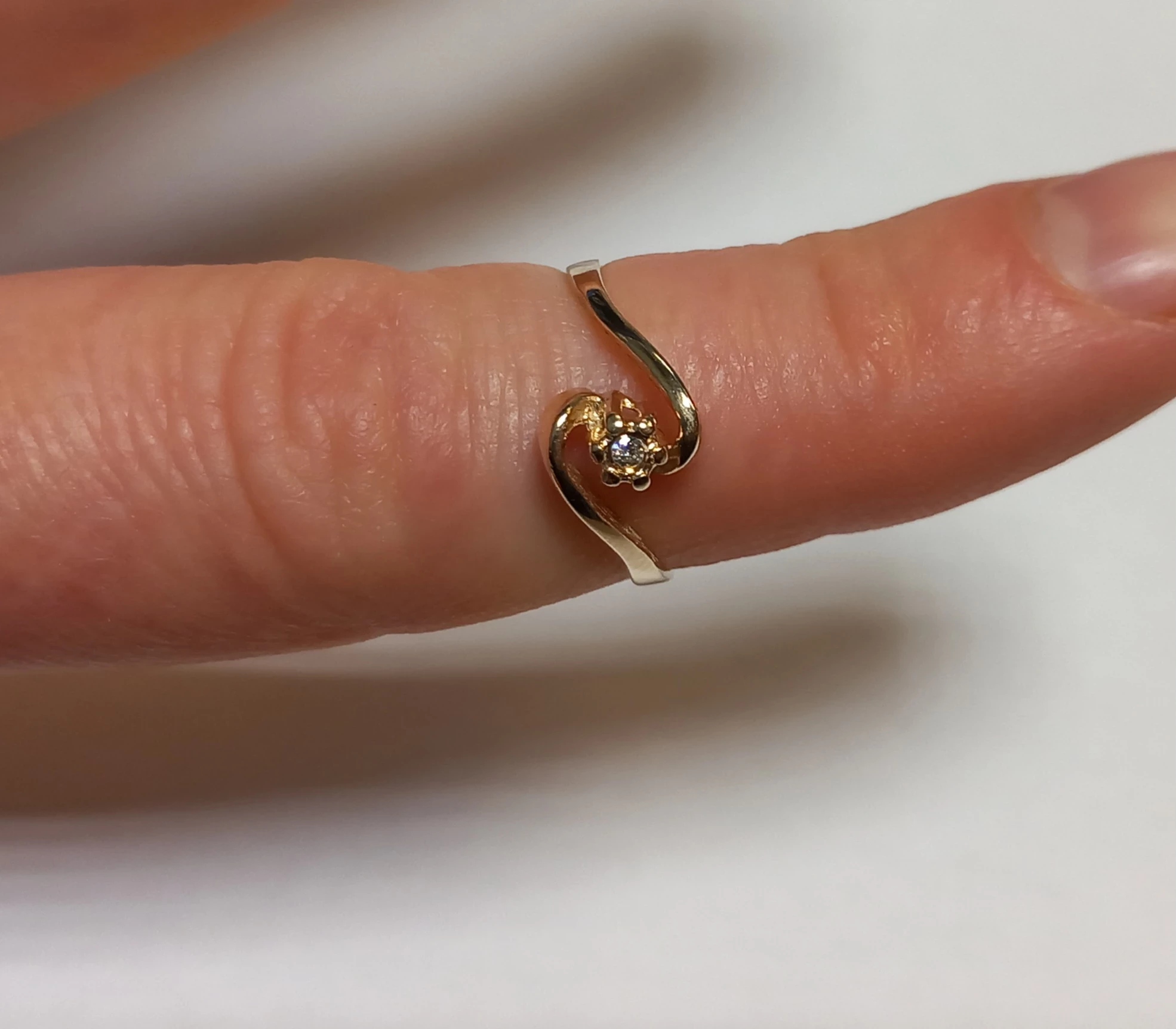 zloty-pierscionek-585-157g-10r-z-brylantem-kolor-dominujacy-205826-225106