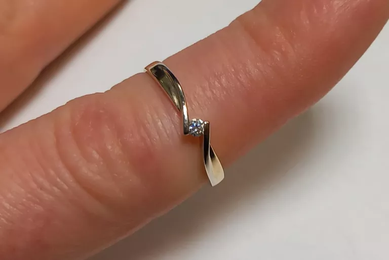 zloty-pierscionek-585-157g-13r-z-brylantem-waga-260