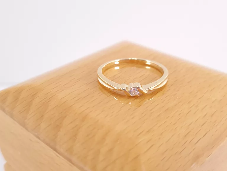 ZŁOTY PIERŚCIONEK Z DIAMENTEM 0,05CT PR585 1,82G ROZM14 CERTYFIKAT